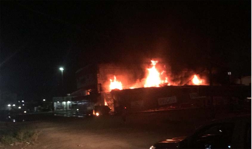 Incêndios neste sábado na capital: Loja da Rondobras é destruída;  carros da Saga pegam fogo