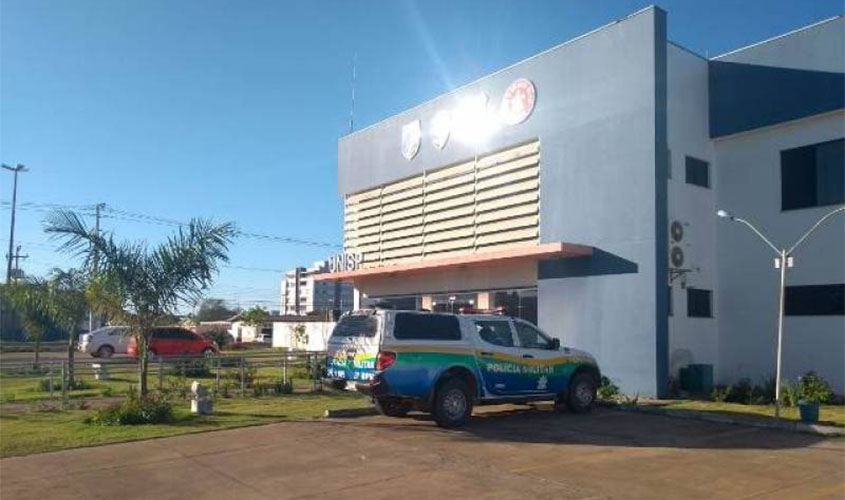 Detido em Corona Fest junto com adolescentes, rapaz aplica mata-leão em policial e tenta tomar sua arma; evento teve narguile com maconha