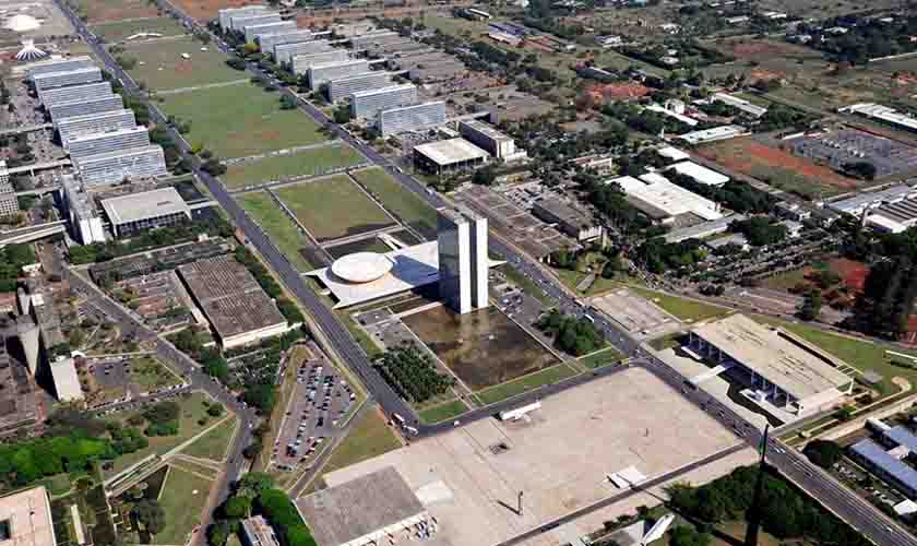 Projeto que combate supersalários volta para o Senado