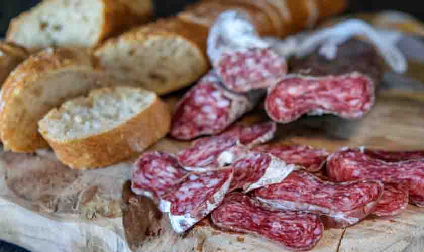 Câncer colorretal: o risco dos alimentos embutidos