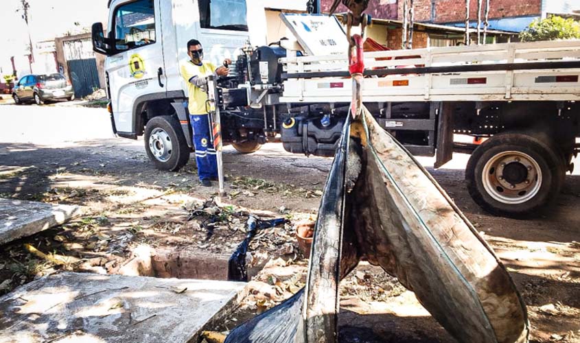 Equipes de limpeza urbana combatem descarte irregular de lixo em Porto Velho