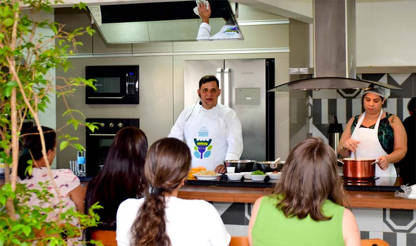 Merendeiras da rede pública escolar participam de oficina gastronômica no Sicoob Sabor