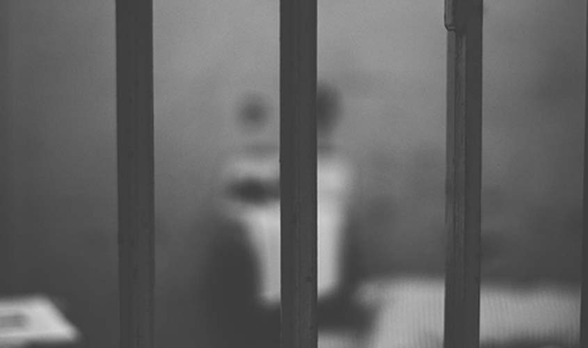 Inviabilidade de analisar excesso na execução impede concessão de habeas corpus a pai preso por dever alimentos