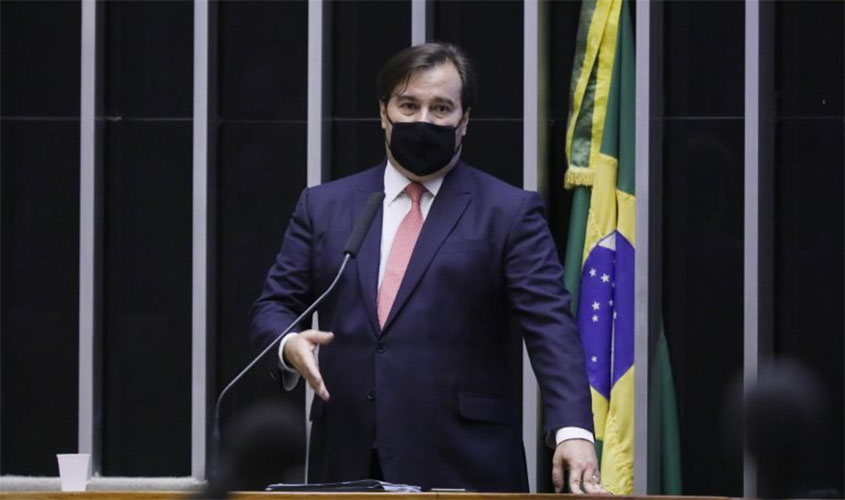 Maia reafirma defesa a veto e ressalta que servidores estão com salários em dia em meio à crise