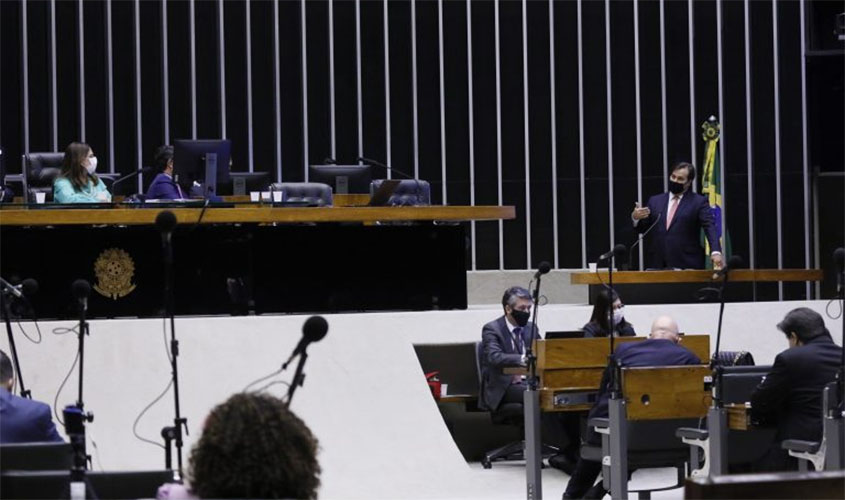 Deputados decidem manter proibição a reajuste de servidores públicos que atuam no combate à Covid-19