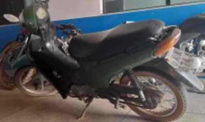 Jovens são presos em posse de revólver e motoneta com placa de fabricação caseira