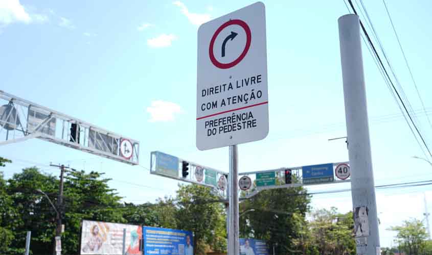 Entenda como funciona o sinal que permite conversão mesmo com semáforo vermelho