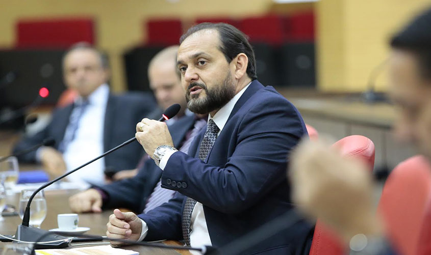 Presidente Laerte Gomes indica reforma da quadra poliesportiva da Escola Estadual Roberto Pires em Porto Velho