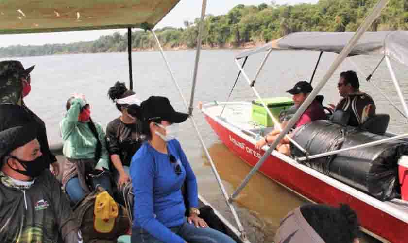 Sedam promove ação para orientar comunidades ribeirinhas, quilombolas e turistas sobre descarte do lixo e queimadas