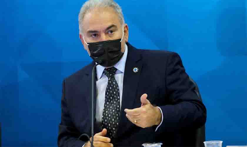 Ministro diz que efeitos adversos não podem interromper vacinação