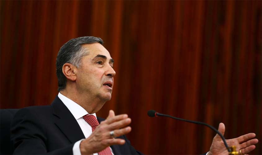 Após afastamento de senador, Barroso retira decisão do plenário do STF