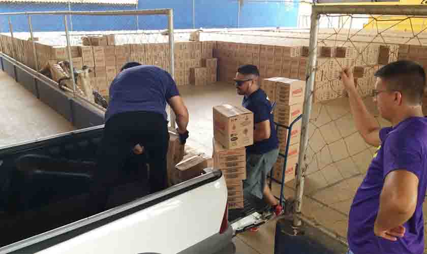 Após denúncia, Prefeitura manda retirar álcool em gel que estava exposto ao sol e chuva em quadra de esportes