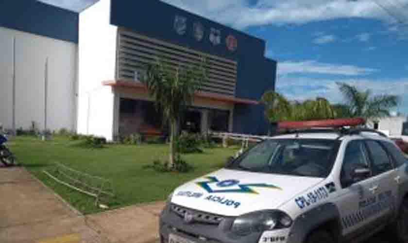 Mulher esfaqueia ex-marido e alega que ele a agarrou; vítima conta versão contrária