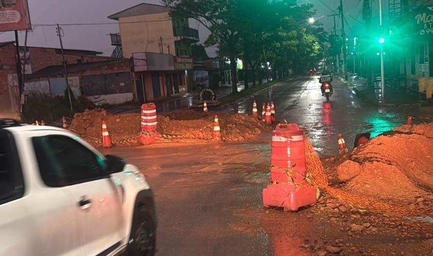 Prefeitura evita alagamentos em cruzamento de avenidas