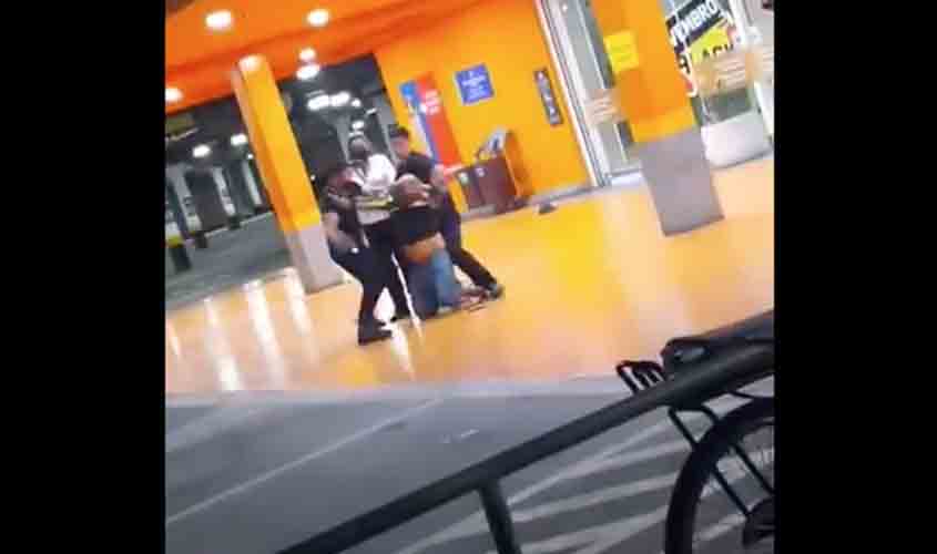 Homem negro é espancado até a morte por dois seguranças do Carrefour na véspera do Dia da Consciência Negra (VÍDEOS)