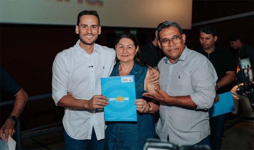 Affonso Cândido entrega 100 títulos de propriedade