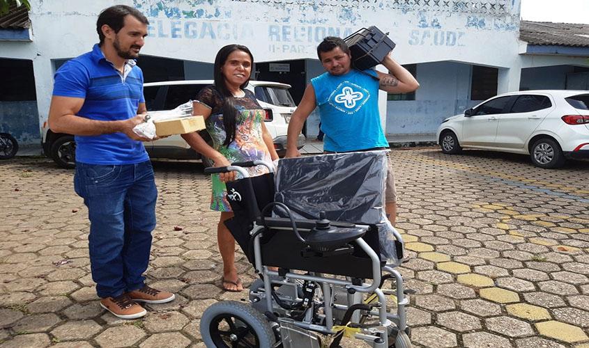 Pessoas com dificuldade de mobilidade recebem cadeiras motorizadas