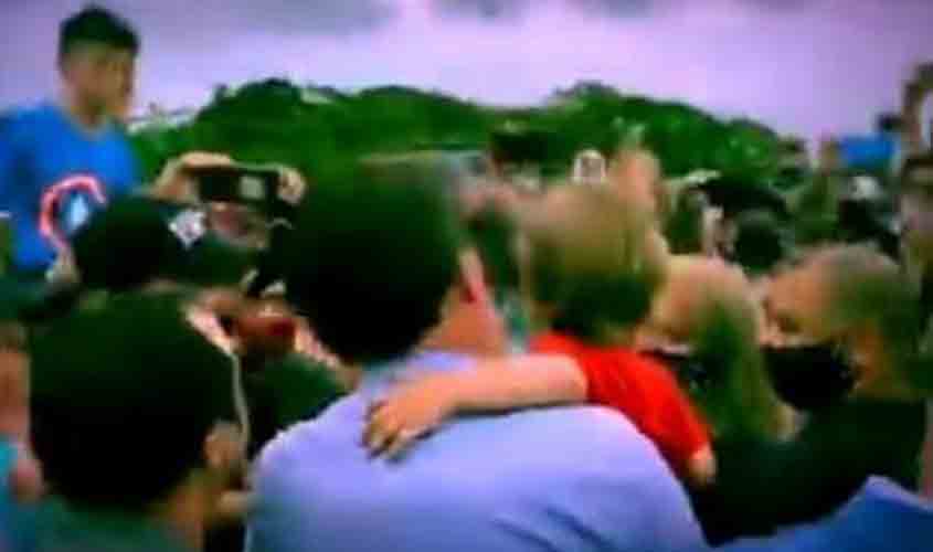 Sem máscara, Bolsonaro provoca aglomerações e pega criança no colo em visita a Santa Catarina (vídeo)