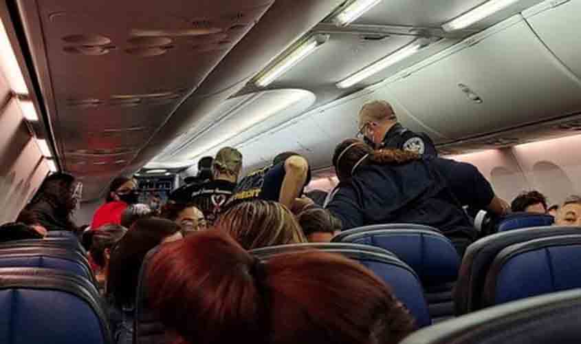 Homem com suspeita de Covid-19 morre durante voo e assusta passageiros