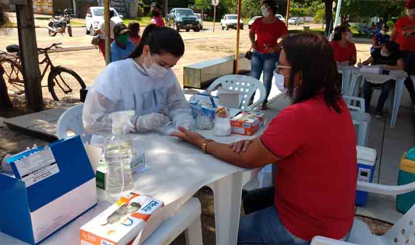 Prefeitura realiza testes rápidos para detecção de ISTs na praça Ângelo Spadari
