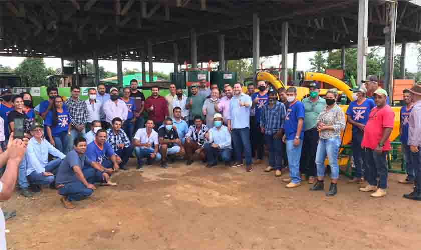 Presidente Alex Redano participa de entrega de implementos para produtores rurais de Buritis