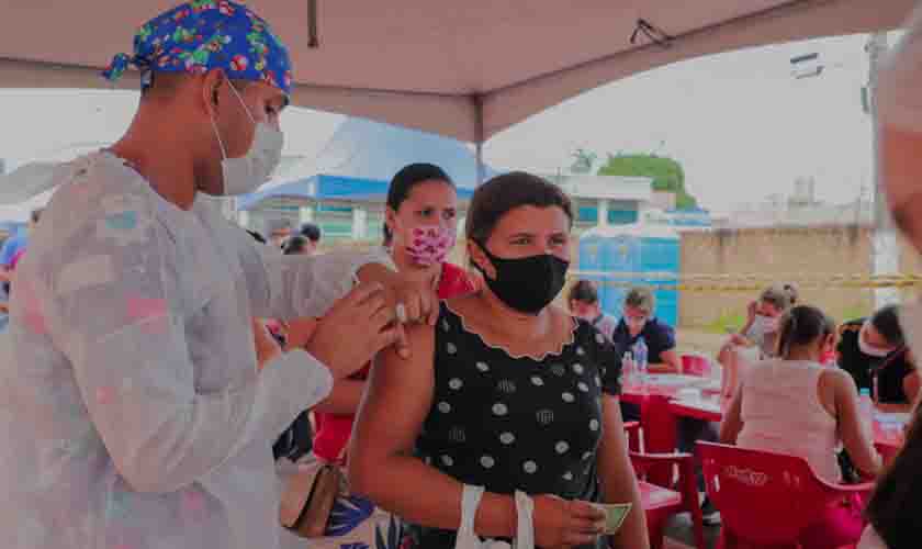 Vacinação contra a covid-19 e gripe foi ofertada durante o Domingão da CDL, na Sete de Setembro