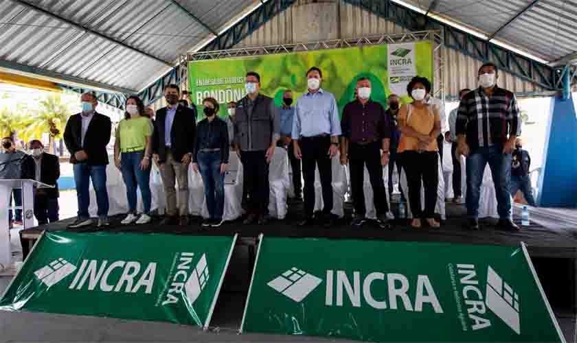 Ministra entrega mais de 14 mil títulos de propriedades rurais