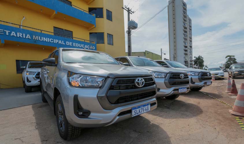 Prefeitura entrega veículos para auxiliar transporte escolar e ações pedagógicas