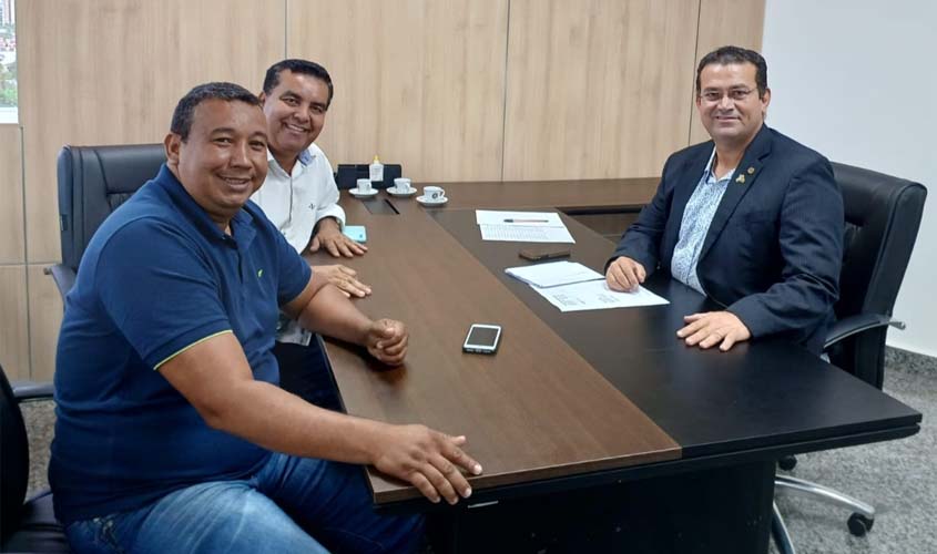 Deputado Ezequiel Junior recebe ex-deputado federal Lindomar Garçom e vereador de Candeias do Jamari