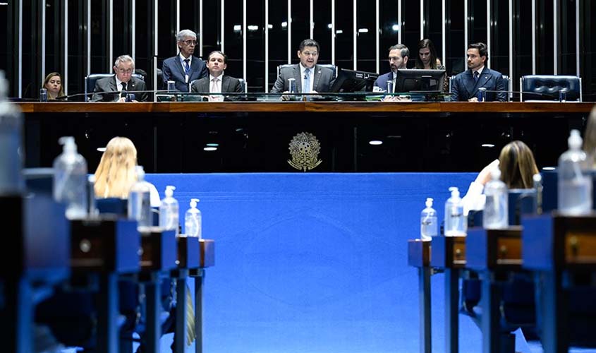 Congresso libera acúmulo de cargos para professores