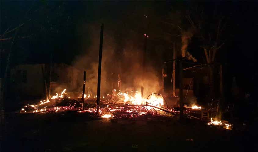 Homem embriagado é linchado pela população após atear fogo na casa da ex- mulher