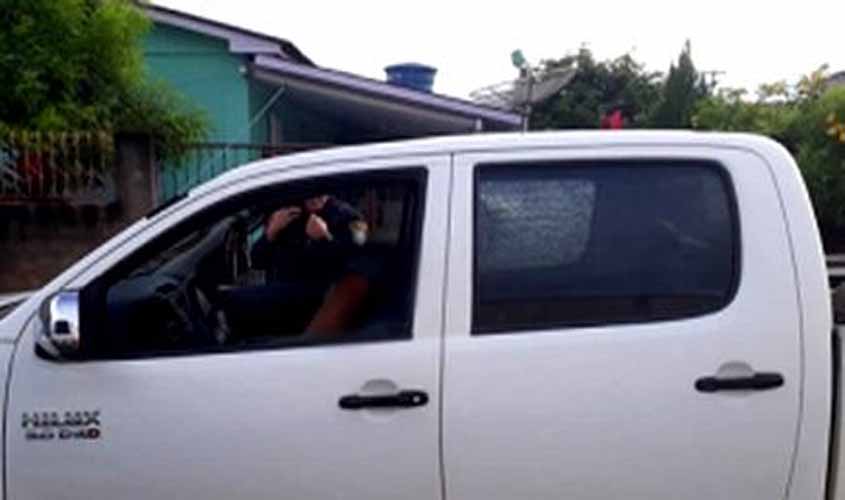 Homem é executado com tiros na cabeça dentro de caminhonete