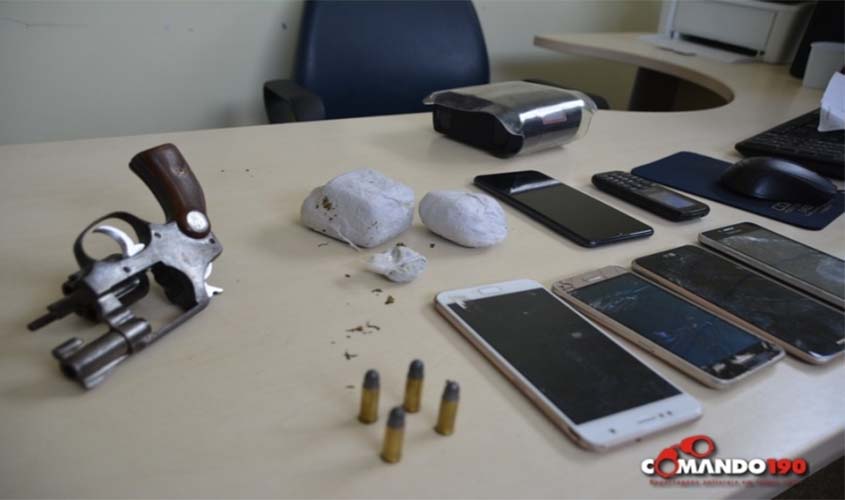 PM prende fugitivo que estava realizando roubos e apreende arma de fogo e drogas 