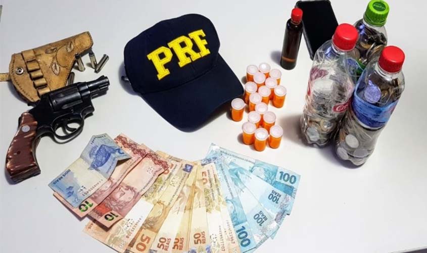 Caminhoneiro é preso pela PRF com revólver e 180 comprimidos de 'rebite'