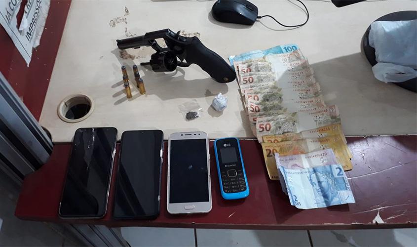 Batalhão de Choque apreende arma e drogas em condomínio na Capital