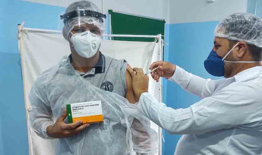 Profissionais de saúde das UPAS Sul e Leste são vacinados contra a Covid-19