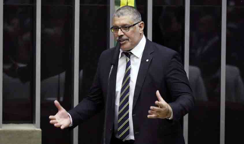 Projeto obriga deputados federais e senadores a tomar vacina contra a Covid-19