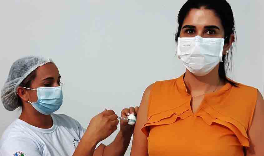 Profissionais de saúde começam a ser imunizados contra o coronavírus