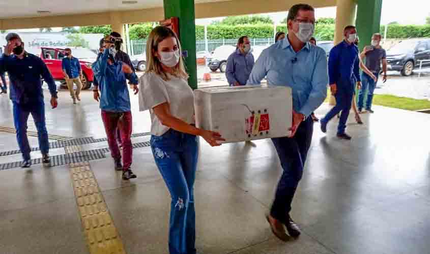 Prefeitura recebe doses da vacina que garantirá imunização de Servidores da Saúde