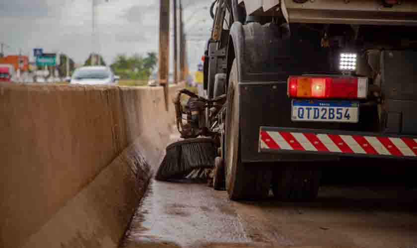 Entrada de Porto Velho, na BR-364, recebe serviços de limpeza urbana