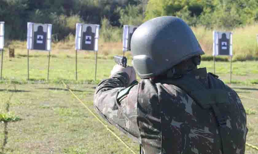 Condenado soldado que pegou pistola de cabo para brincar e disparou no joelho de colega