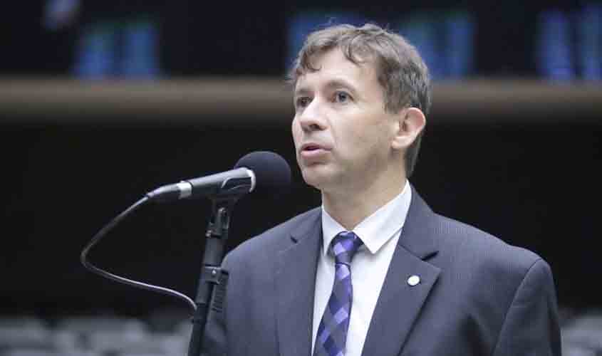 Comissão aprova proposta que fixa piso salarial de médicos e cirurgiões dentistas em R$ 10,9 mil 