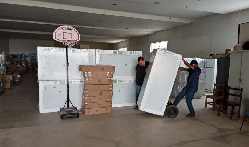 Semed inicia distribuição de eletrodomésticos para escolas