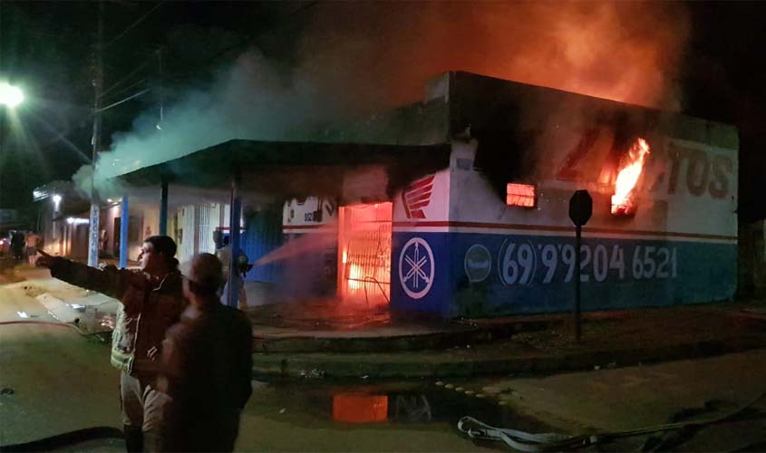 Incêndio criminoso destrói loja e oficina de motocicletas na capital