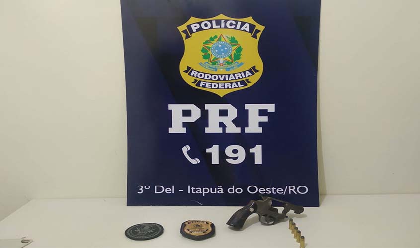 PRF apreende revólver e prende dois foragidos da Justiça