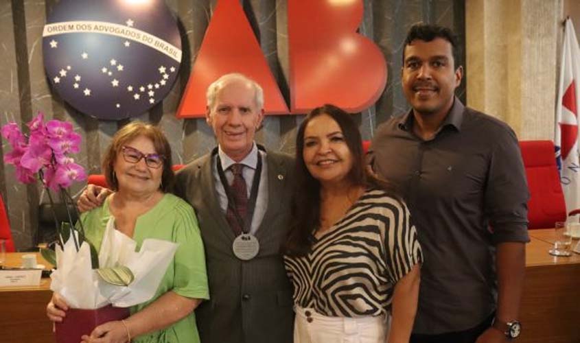 Ex-presidente e membro honorário vitalício da OABRO, Odair Martini é jubilado e homenageado em sessão do Conselho Seccional