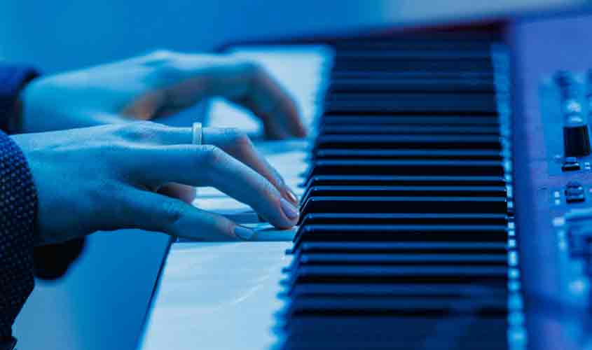 Os benefícios de aprender a tocar um teclado