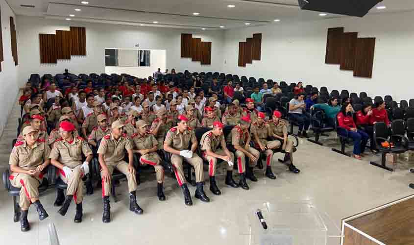 Valores cívicos para crianças e adolescentes são fortalecidos com lei que institui programas Policial Militar Mirim e Bombeiro Mirim
