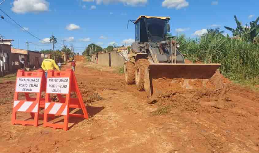 Rua Londres recebe serviço para melhorar a trafegabilidade da via