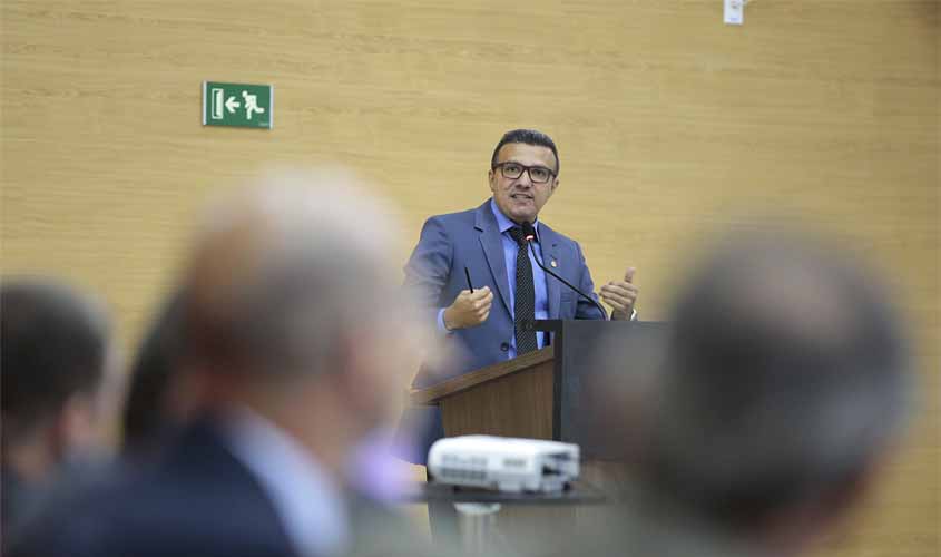 Alex Silva alerta aos pais para acompanharem o comportamento dos filhos